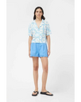 COMPAÑÍA FANTÁSTICA SHORT CON VOLANTE AZUL
