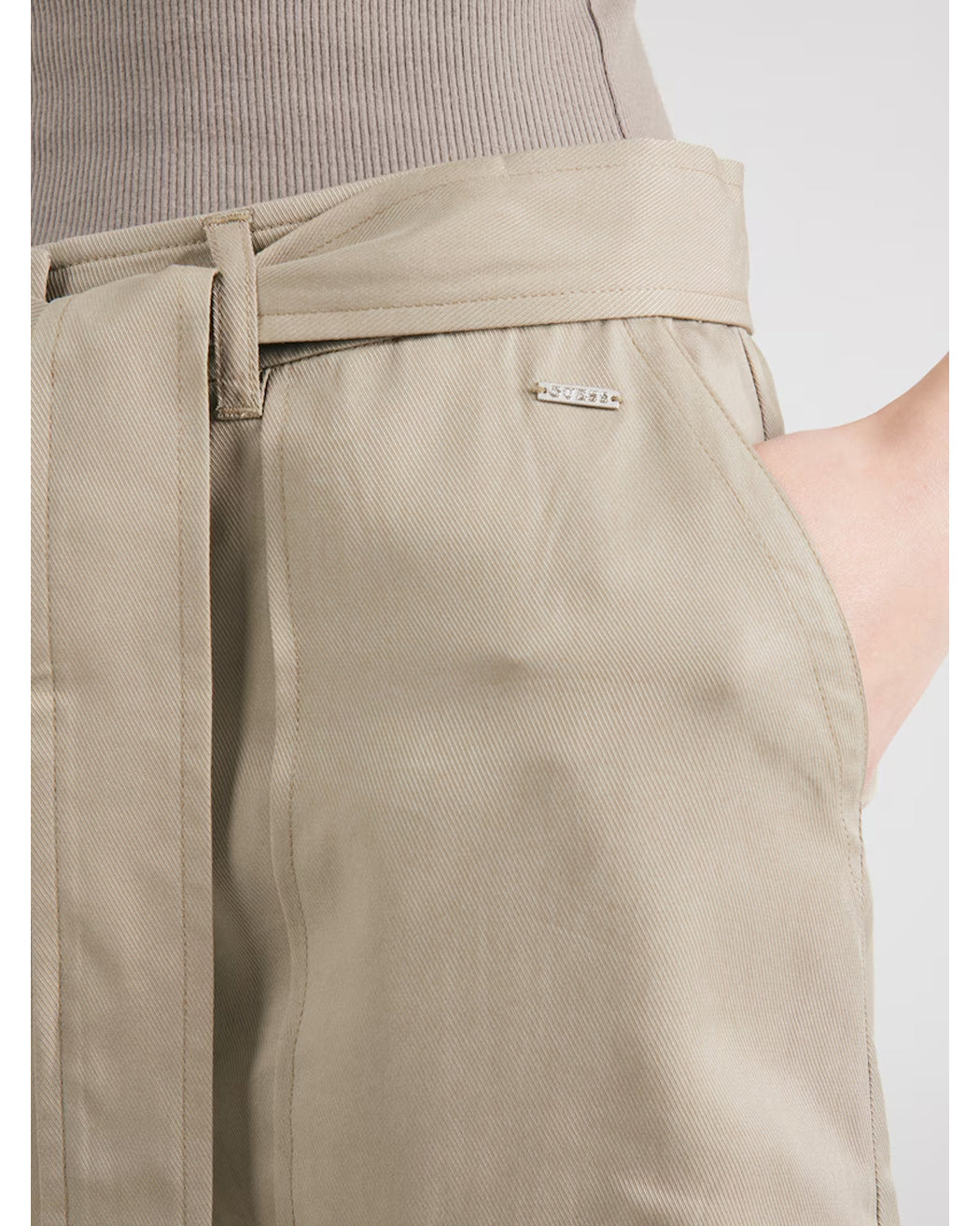 GUESS NEW NINA BELTED SHORT SAGE LEAF