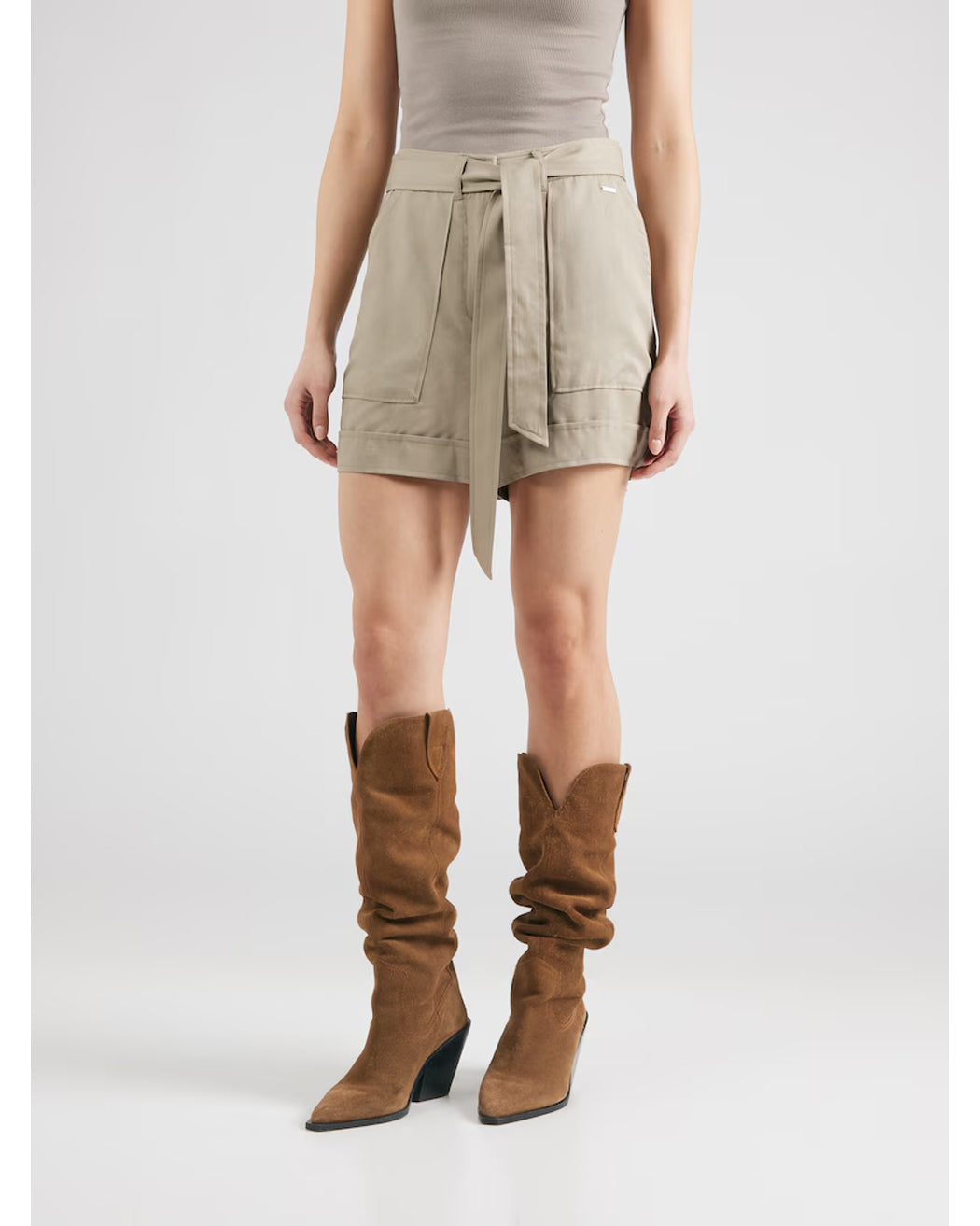 GUESS NEW NINA BELTED SHORT SAGE LEAF