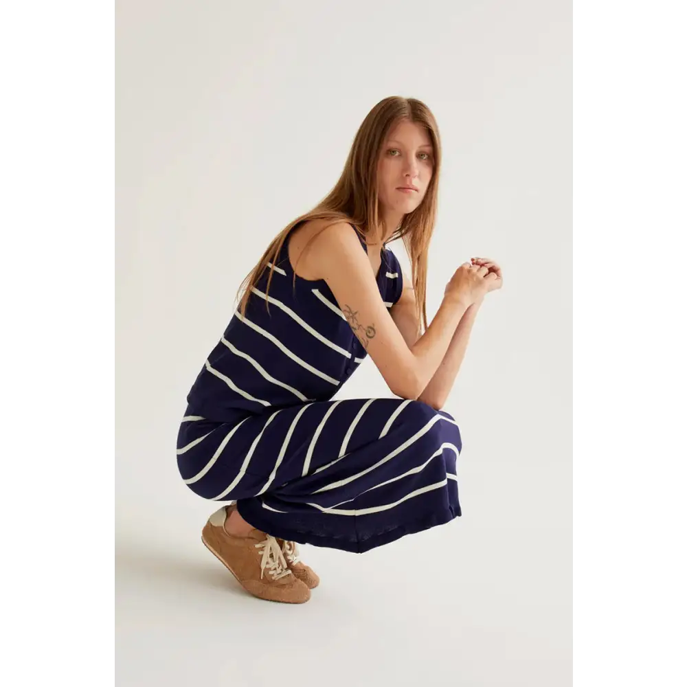 COMPANIA FANTASTICA FALDA MIDI DE PUNTO CON ESTAMPADO DE RAYAS AZUL MARINO Y BLANCO