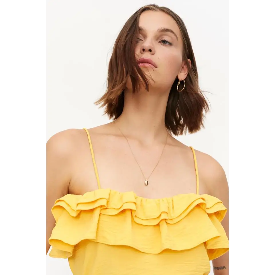 COMPAÑIA FANTASTICA TOP CON VOLANTE AMARILLO