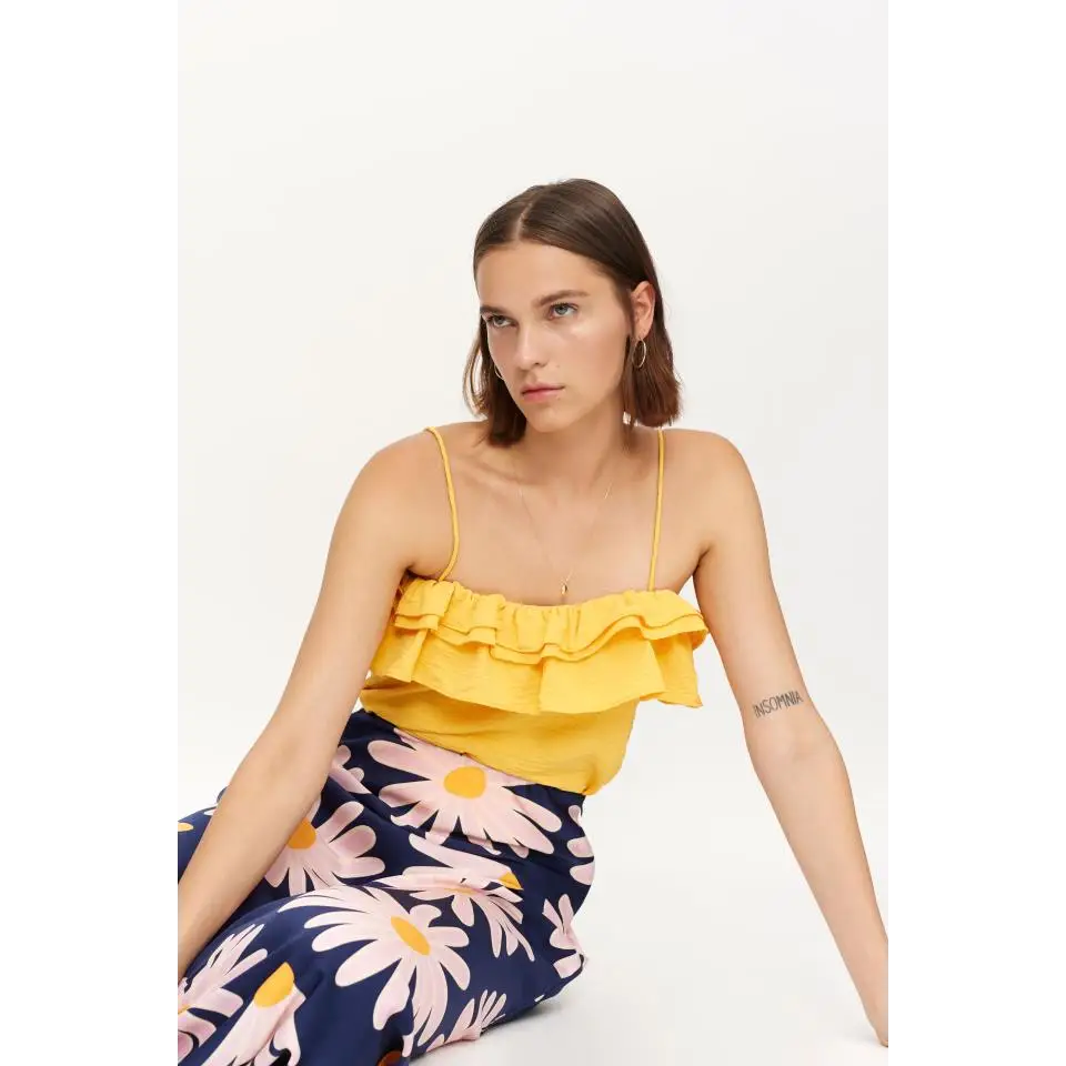 COMPAÑIA FANTASTICA TOP CON VOLANTE AMARILLO