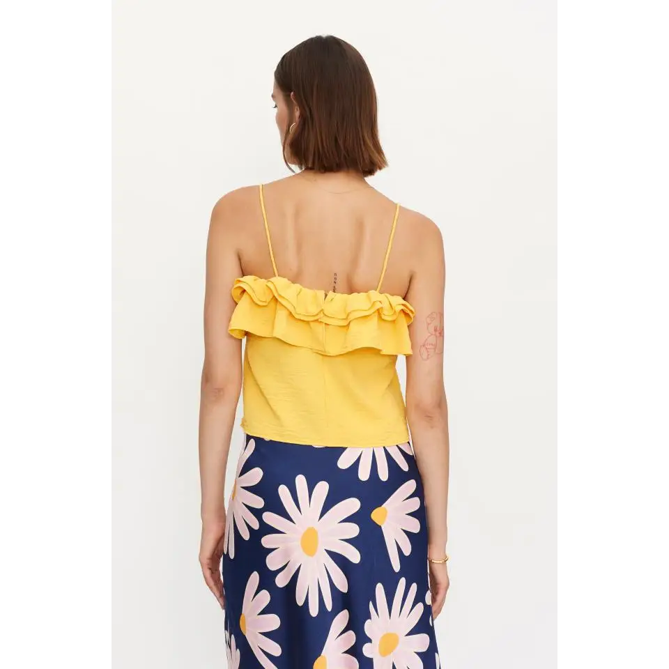 COMPAÑIA FANTASTICA TOP CON VOLANTE AMARILLO