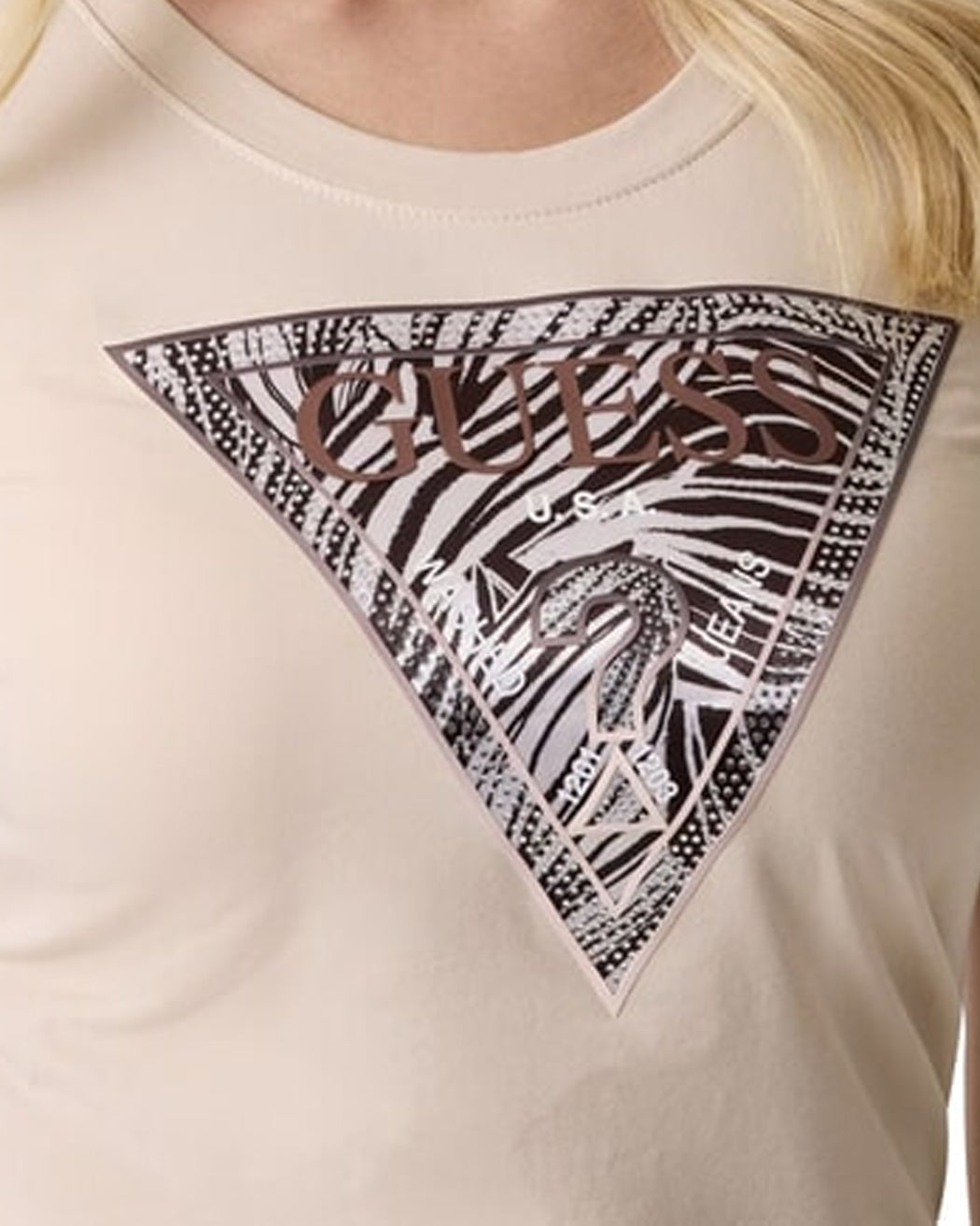 GUESS SS CN ZEBRA TRIANGLE TEE PEARL OYSTER